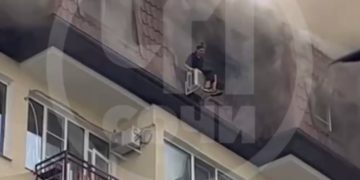 В Сочи женщина сидела на кондиционере, спасаясь от пожара