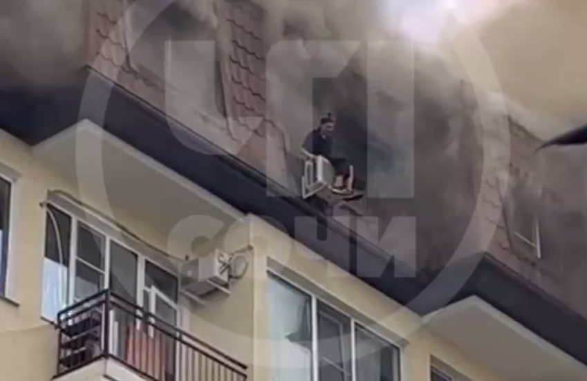 В Сочи женщина сидела на кондиционере, спасаясь от пожара