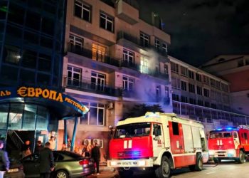 Сотрудники МЧС эвакуировали 15 человек из горящей пятиэтажки в Анапе