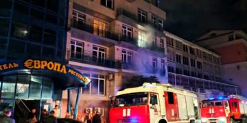 Сотрудники МЧС эвакуировали 15 человек из горящей пятиэтажки в Анапе