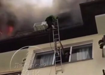 Спасение сидевшей на кондиционере женщины в Сочи сняли на видео