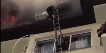 Спасение сидевшей на кондиционере женщины в Сочи сняли на видео