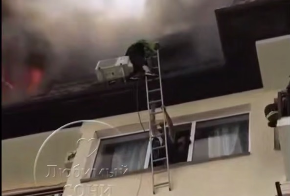Спасение сидевшей на кондиционере женщины в Сочи сняли на видео
