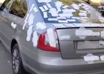 «Отомстила, как смогла»: в Краснодаре авто обклеили женскими прокладками