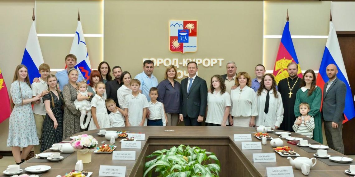 Кондратьев и Прошунин поздравили отцов Сочи и Кубани с их праздником