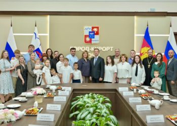 Кондратьев и Прошунин поздравили отцов Сочи и Кубани с их праздником