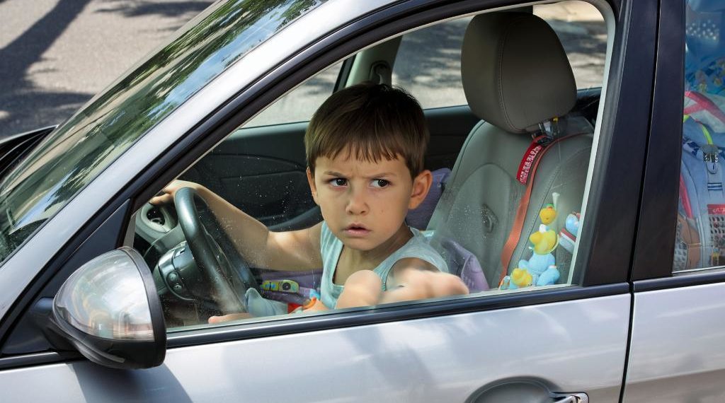 На Кубани женщина оставила ребенка в запертой машине и поплатилась за это