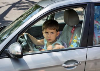 На Кубани женщина оставила ребенка в запертой машине и поплатилась за это