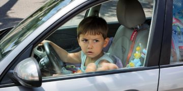 На Кубани женщина оставила ребенка в запертой машине и поплатилась за это