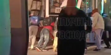В Краснодаре люди толкали сломавшийся трамвай