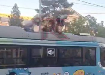 В Краснодаре подростки катались на крыше трамвая