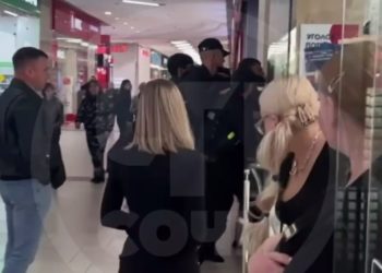 В ТЦ в Сочи толпа охранников насильно затолкала подростков в подсобку