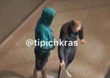 В Краснодаре двое мужчин сломали стеклянную дверь в подъезде