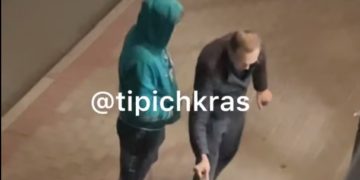 В Краснодаре двое мужчин сломали стеклянную дверь в подъезде