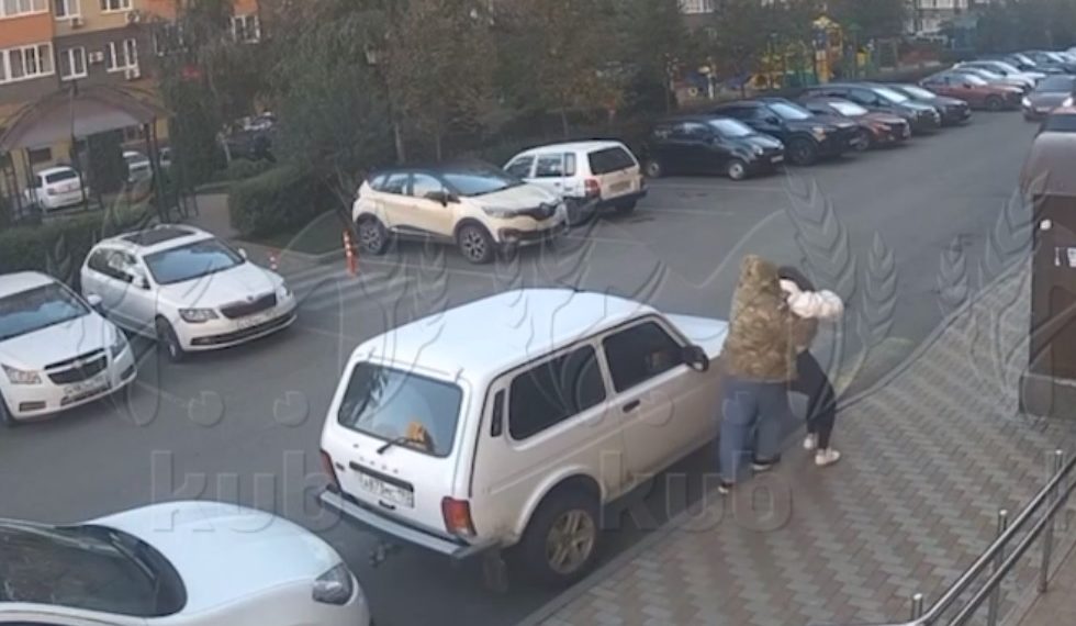 Появилось видео с нападением на 17-летнюю девушку в Краснодаре