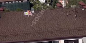 В Сочи женщина загорала на наклонной крыше многоэтажки