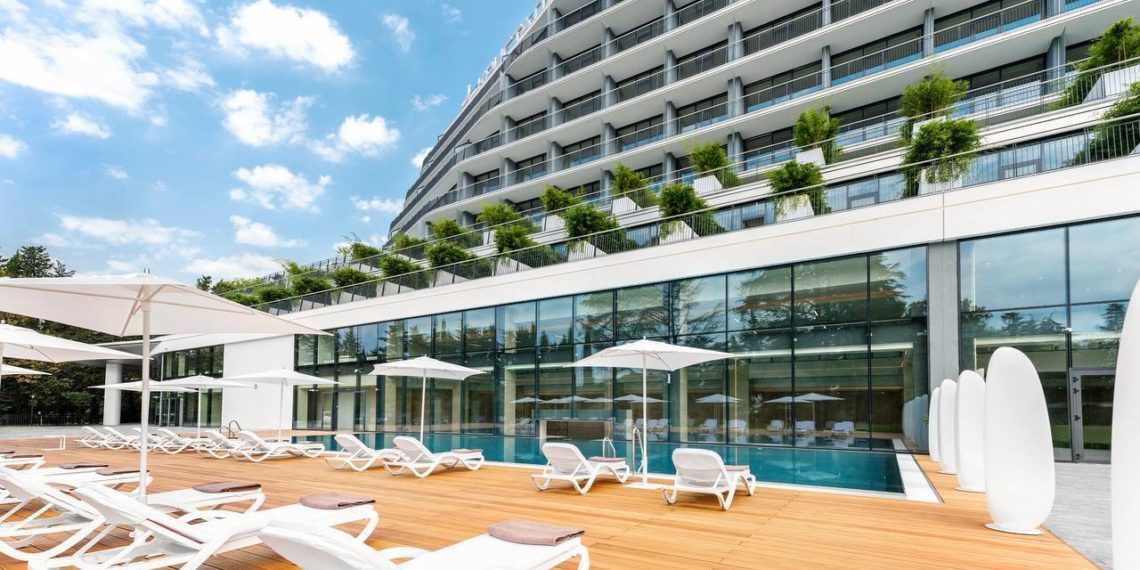 В Сочи открыли первый за 25 лет новый санаторий «Кристалл»