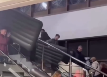 Сотни пассажиров на полу: напряженную обстановку в аэропорту Сочи сняли на видео