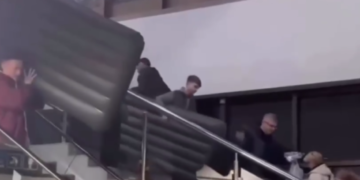 Сотни пассажиров на полу: напряженную обстановку в аэропорту Сочи сняли на видео