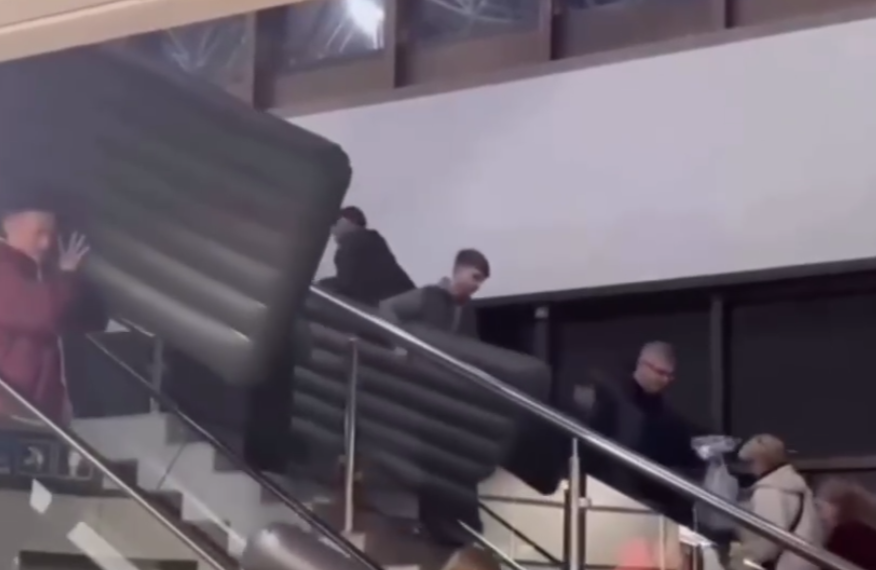 Сотни пассажиров на полу: напряженную обстановку в аэропорту Сочи сняли на видео