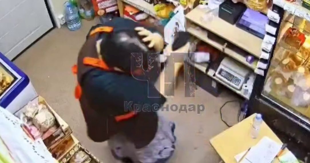 В Краснодаре мужчина набросился на продавца из-за отказа пополнить счет