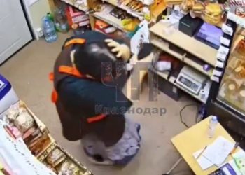 В Краснодаре мужчина набросился на продавца из-за отказа пополнить счет