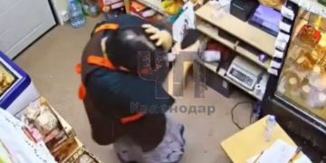 В Краснодаре мужчина набросился на продавца из-за отказа пополнить счет