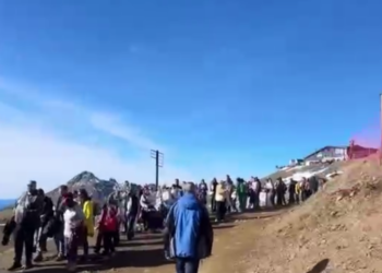 Очередь к подъемнику в сочинских горах растянулась на сотни метров