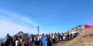 Очередь к подъемнику в сочинских горах растянулась на сотни метров