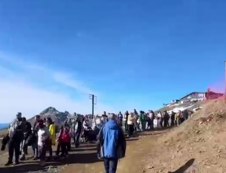 Очередь к подъемнику в сочинских горах растянулась на сотни метров