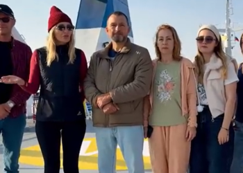 Пассажиры застрявшего у Сочи парома записали видеообращение с просьбой о помощи