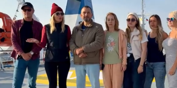 Пассажиры застрявшего у Сочи парома записали видеообращение с просьбой о помощи