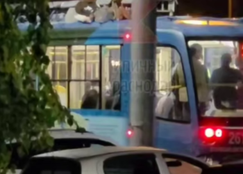 Подросток устроил рискованную поездку на крыше трамвая в Краснодаре