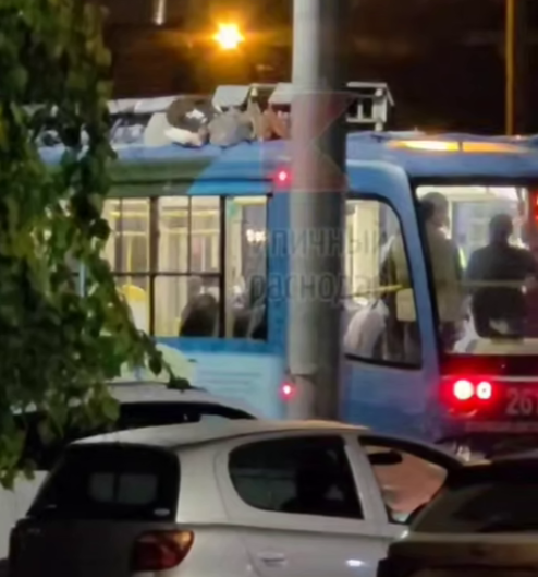 Подросток устроил рискованную поездку на крыше трамвая в Краснодаре