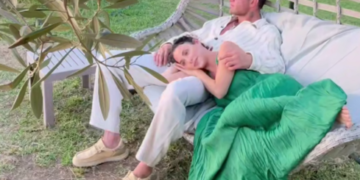 Павел Прилучный и Зепюр Брутян прибыли в Сочи со спектаклем и сыном