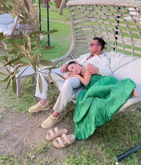 Павел Прилучный и Зепюр Брутян прибыли в Сочи со спектаклем и сыном