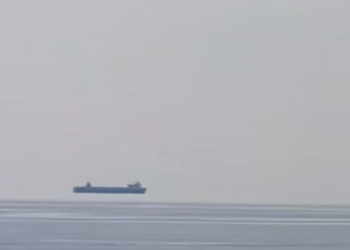 Парящий корабль попал на видео рядом с Сочи