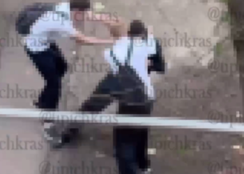 В Краснодаре подростки избили сверстника у школы и набросились на бабушку