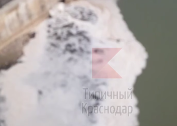 Сточные воды с пеной продолжают загрязнять реку Кубань в Краснодаре