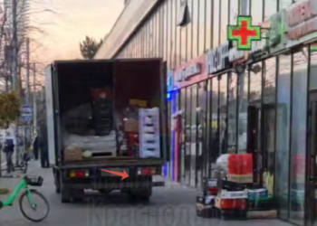 В Краснодаре разгорелся спор из-за парковки грузовика на пешеходной зоне