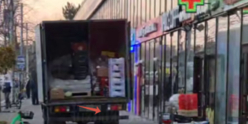 В Краснодаре разгорелся спор из-за парковки грузовика на пешеходной зоне