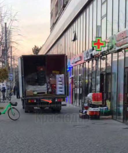 В Краснодаре разгорелся спор из-за парковки грузовика на пешеходной зоне