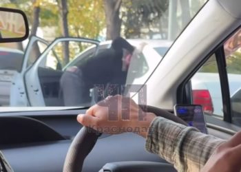 В Краснодаре таксист вышвырнул из автомобиля пассажира