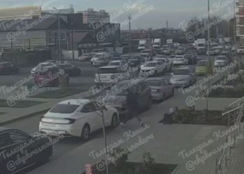 В Краснодаре мужчина бил машину и облил ее неизвестной жидкостью