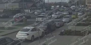 В Краснодаре мужчина бил машину и облил ее неизвестной жидкостью