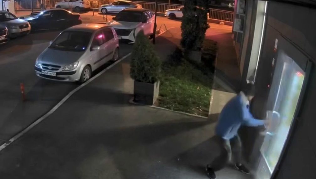 В Краснодаре мужчина вырвал дверь и утащил интересный «трофей» из подъезда