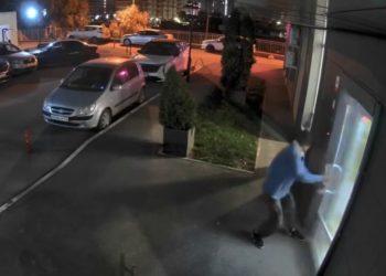 В Краснодаре мужчина вырвал дверь и утащил интересный «трофей» из подъезда