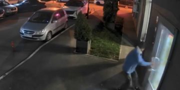 В Краснодаре мужчина вырвал дверь и утащил интересный «трофей» из подъезда