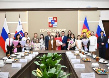 Шесть многодетных сочинок удостоены знаков почета «Материнская слава»