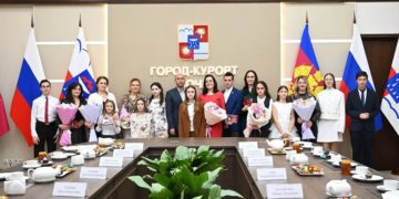 Шесть многодетных сочинок удостоены знаков почета «Материнская слава»